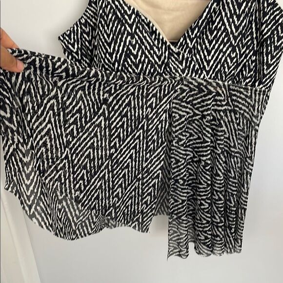 🔵Black and White Patterned Women's bathing top - Picture 2 of 7